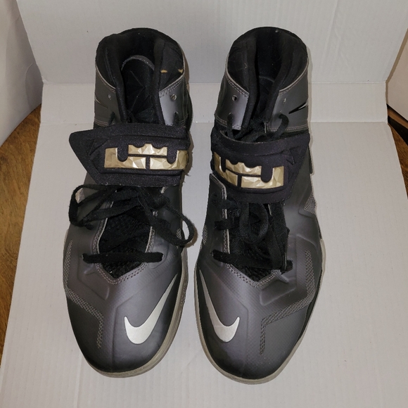 Nike LeBron James Trainers - Picture 2 of 14